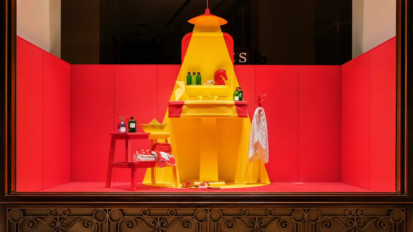 Hermès vitrina iluminación estratégica